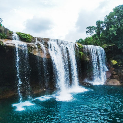 Meghalaya Marvels: Clouds, Canyons & Living Roots